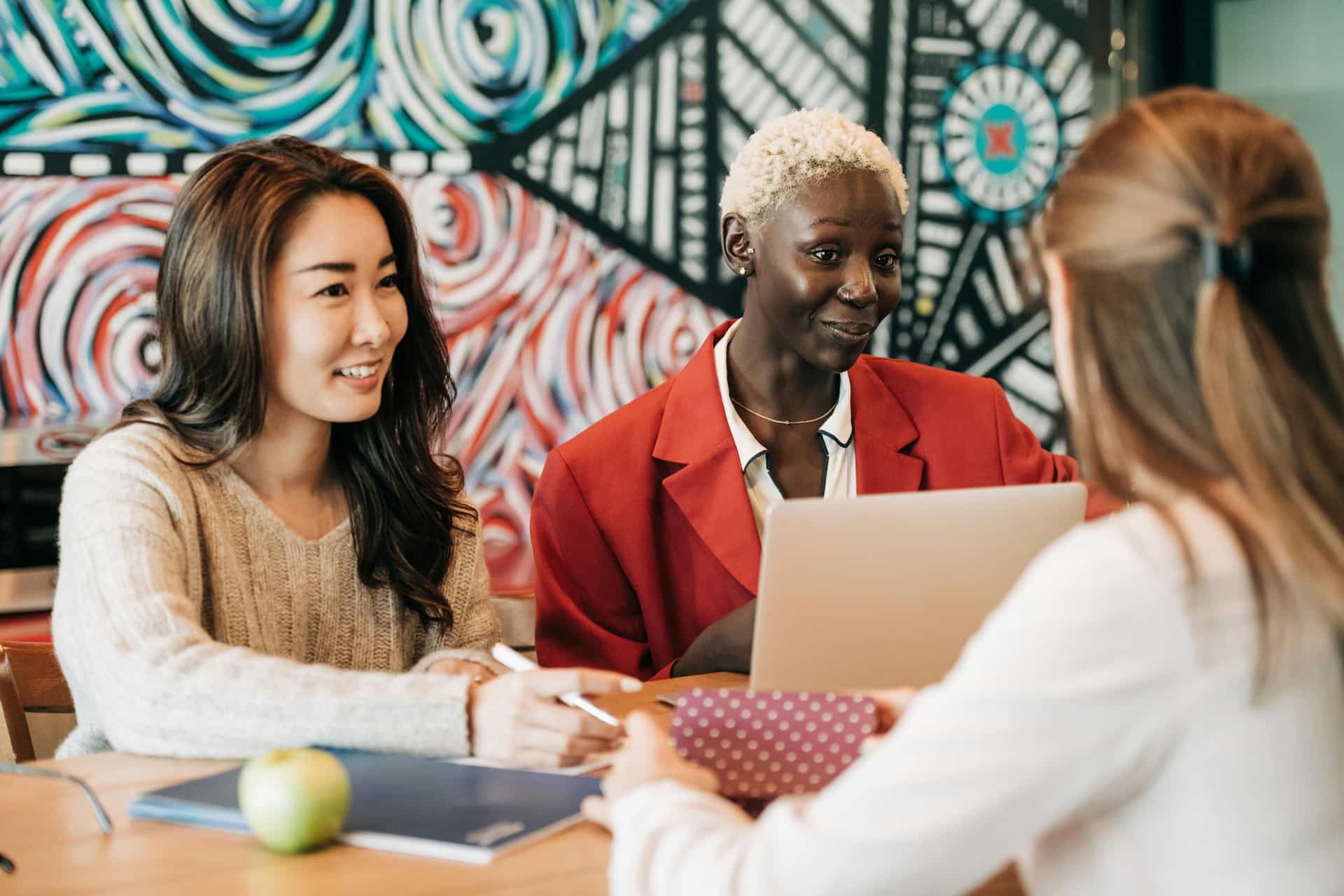 Rivermate | 2026 Guide: Hiring Employees vs. Independent Contractors Benefits